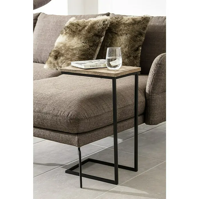 Feinsteinzeugfliese Beton - 60 x 90 cm, Grau, Matt - Couchtisch mit Holzplatte, schlankem Metallgestell, Glas Wasser und Buch auf einer modernen grauen Couch.