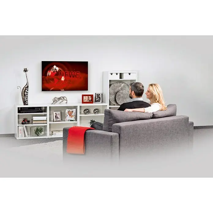 Hama Soporte para televisor Fijo - Televisores 10'' -26", 25 kg - Sala de estar con sofá gris, aparador blanco y televisor que muestra las noticias. Decoración elegante y cómoda.