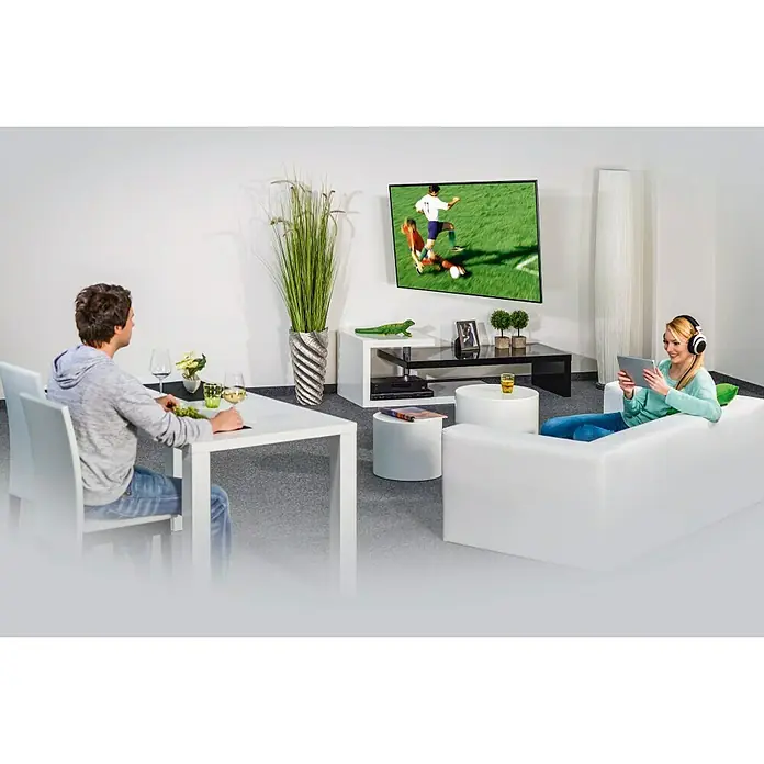 Soporte para televisor Giratorio - Televisores 32 - 65 pulgadas, 20 kg - Sala de estar con mesa blanca y sofá frente a un moderno televisor de pantalla plana. La iluminación de la habitación es brillante y acogedora.