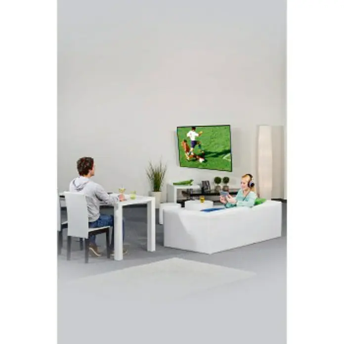 Hama TV-Wandhalterung schwenkbar - Passend für: Bildschirmdiagonale 10 - 26″, 81 - 213 cm, Belastbarkeit: 25 kg, Wandabstand: 5,6 cm - 22,2 cm - Modernes Wohnzimmer-Interieur mit Esstisch, Sofa und Fernseher, das ein stilvolles und komfortables Ambiente für den Alltag bietet.