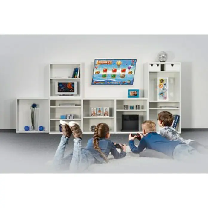 Hama TV-Wandhalterung neigbar - Passend für: Bildschirmdiagonale 32 - 65″, 81 - 165 cm, Belastbarkeit: 35 kg, Wandabstand: 2,8 cm - Eine Gruppe von Kindern spielt Videospiele vor einem Regal mit Fernseher und Spielkonsole.