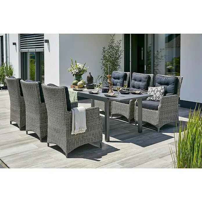 Sunfun Maja Gartentisch - L x B x H: 160 x 90 x 74 cm, Aluminium, Glas, Rechteckig, Night-Grey, Ausziehbar - Ein graues Gartenset mit Tisch und Korbstühlen mit grauen Polstern für einen entspannten Aufenthalt im Freien.