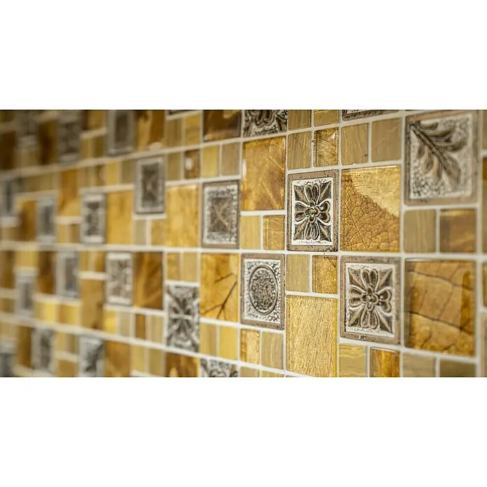 Mosaikfliese Crystal Mix XCM NIKO90 - 30 x 30 cm, Gold, Glänzend - Nahaufnahme einer Wand mit dekorativen Mosaikfliesen in Gold- und Silbertönen, die ein elegantes und stilvolles Design zeigen.