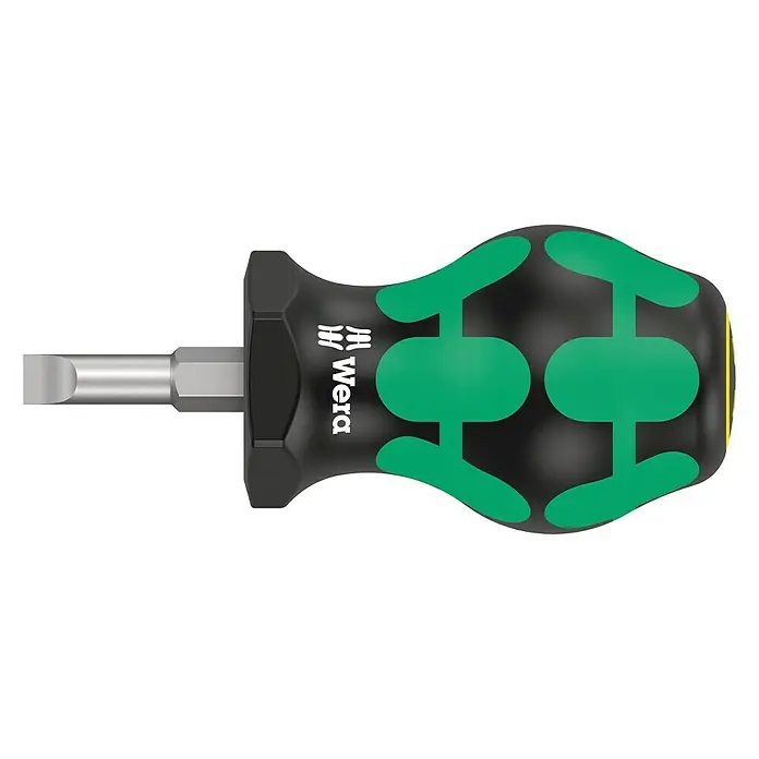 Wera Stubby Vergaser Schraubendreher 335 - Klingenbreite: 5,5 mm, Klingenlänge: 24,5 mm - Nahaufnahme eines Wera Stubby Schraubendrehers mit Schlitzklinge und ergonomischem Griff in Schwarz und Grün.