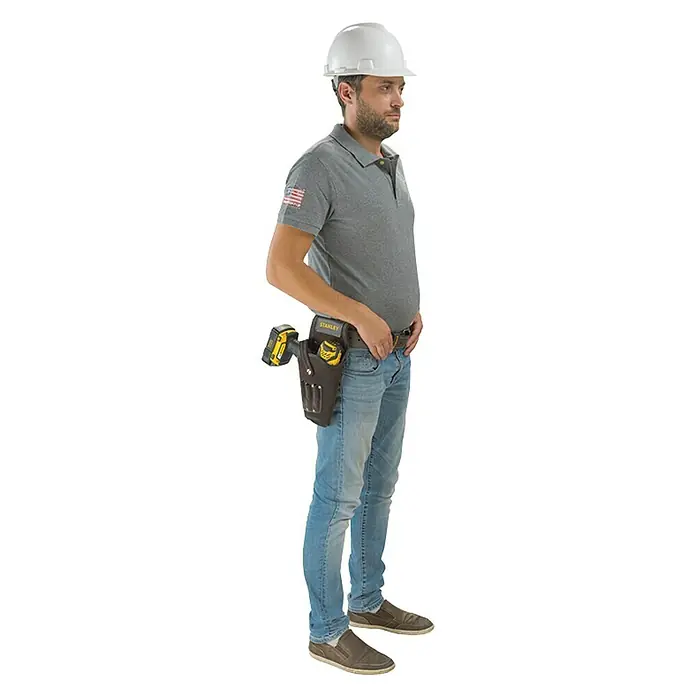 Stanley Soporte portaherramientas STST1-80118 - Específico para: Taladros, Piel de búfalo - Un trabajador de la construcción con un portaherramientas Stanley en su cinturón, guardando de forma segura herramientas y accesorios.