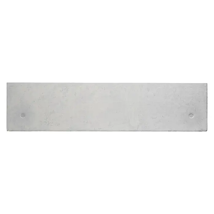 Panel de pared Concrete - 120 x 30 cm - Un estante rectangular de hormigón con dos agujeros en los lados, ideal para montar en la pared y mostrar artículos decorativos.