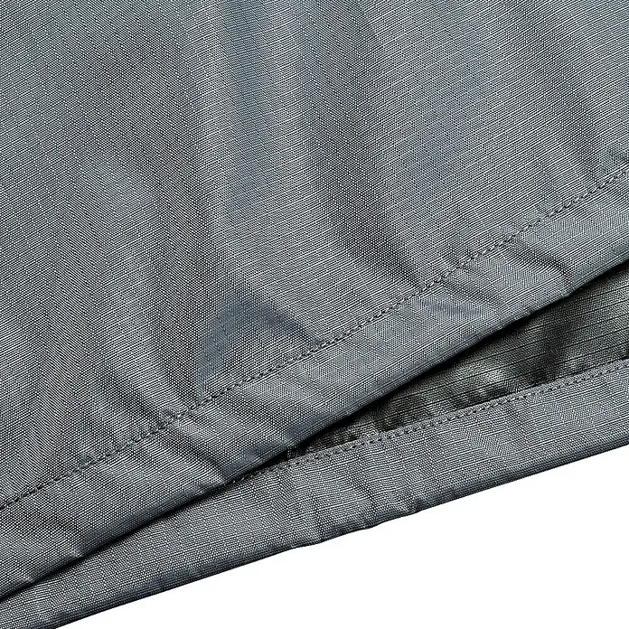 SENSUM Schirm-Schutzhülle - Kunststoff, Passend für: Schirme bis Ø 400 cm - Detailaufnahme eines grauen Stoffes mit feiner Webstruktur und präzisen Nahtdetails, ideal für Textilprojekte.