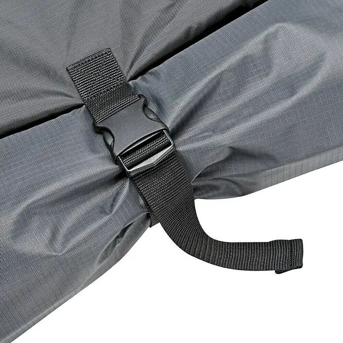 SENSUM Schirm-Schutzhülle - Kunststoff, Passend für: Schirme bis Ø 400 cm - Nahaufnahme einer wasserdichten, grau-schwarzen Tasche mit schwarzem Kunststoffclip und Gurt zur Sicherung des Inhalts.