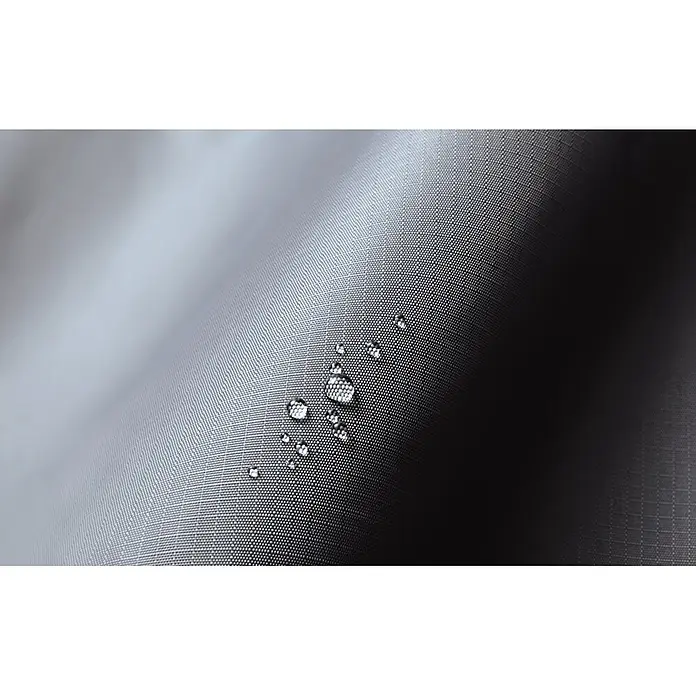 SENSUM Schirm-Schutzhülle - Kunststoff, Passend für: Schirme bis Ø 400 cm - Nahaufnahme eines wasserabweisenden Stoffes mit Wassertropfen, der die wasserdichten Eigenschaften des Materials hervorhebt.