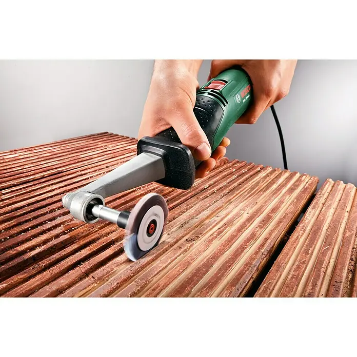 Bosch Lamellenschleifrolle - Körnung: 80, Breite: 5 mm - Bild einer Bosch Schleifmaschine in Aktion, die auf einer Oberfläche arbeitet. Das Werkzeug ist grün und schwarz, mit einem Schleifaufsatz.