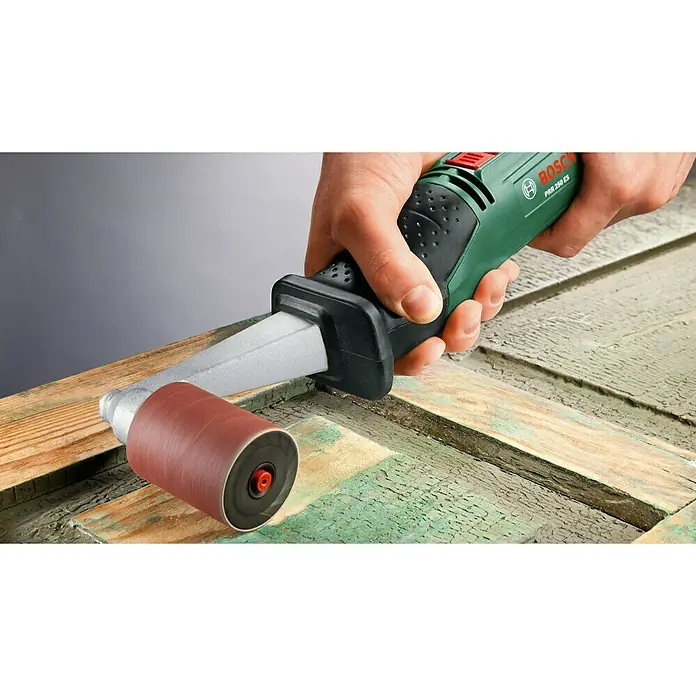 Bosch Aufnahmeschaft & Schleifhülse - Körnung: 80, Breite: 60 mm - Die Bosch PRR 250 ES Walzenschleifmaschine im Einsatz beim Abschleifen einer alten Holztür, um sie für eine neue Lackierung vorzubereiten.