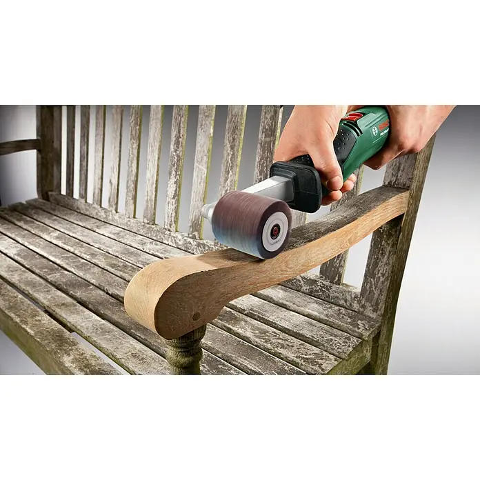 Bosch Lamellenschleifrolle - Körnung: 80, Breite: 60 mm - Ein Mann schleift eine Holzbank mit einem Bosch-Elektrowerkzeug, um sie zu restaurieren und ihr Aussehen zu verbessern.