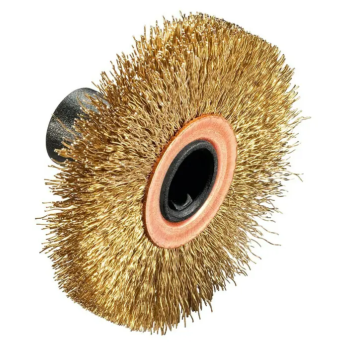 Bosch Bürste - Vermessingt - Detailaufnahme einer rotierenden Drahtbürste, ideal zum Entrosten und Reinigen von Oberflächen. Perfekt für Handwerker und Heimwerker.