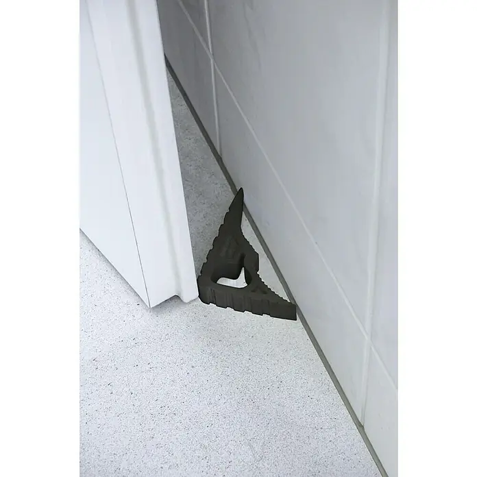 Schellenberg Tür- & Fensterstopper - Schwarz - Ein schwarzer Türstopper hält eine weiße Tür offen, um das Zuschlagen zu verhindern.