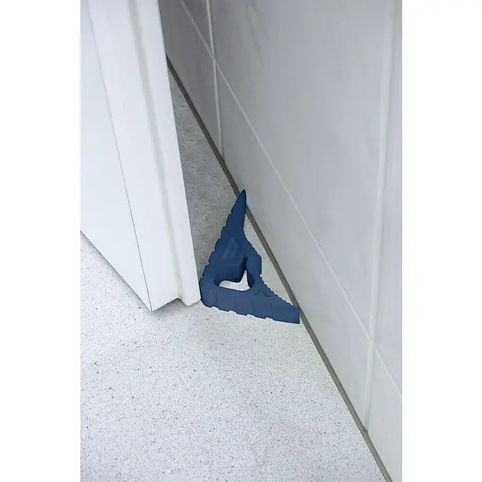 Schellenberg Tür- & Fensterstopper - Dunkelblau - Dieser blaue Türstopper hält die Tür offen. Der Keil ist gezackt und hat ein Loch zum Aufhängen.