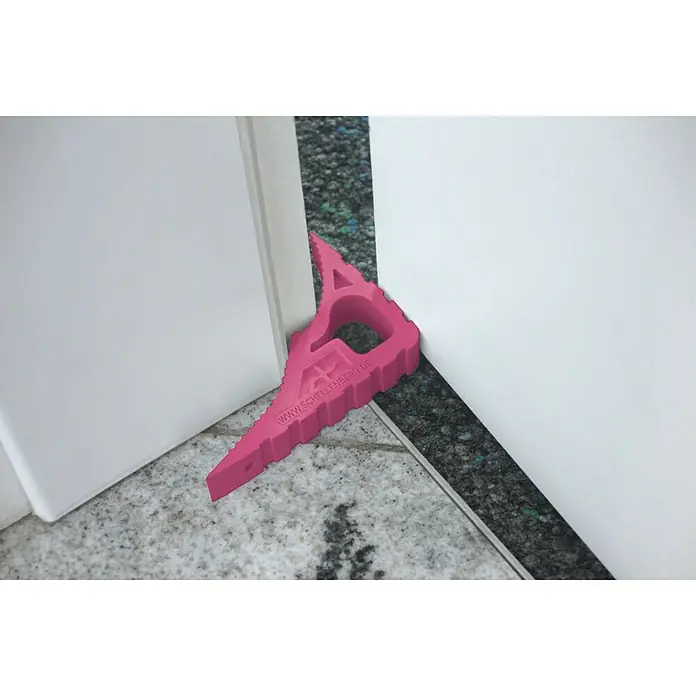 Schellenberg Tür- & Fensterstopper - Pink - Bild eines pinkfarbenen Schellenberg-Türkeils, der zwischen einer weißen Tür und dem Boden platziert ist, um die Tür offen zu halten.