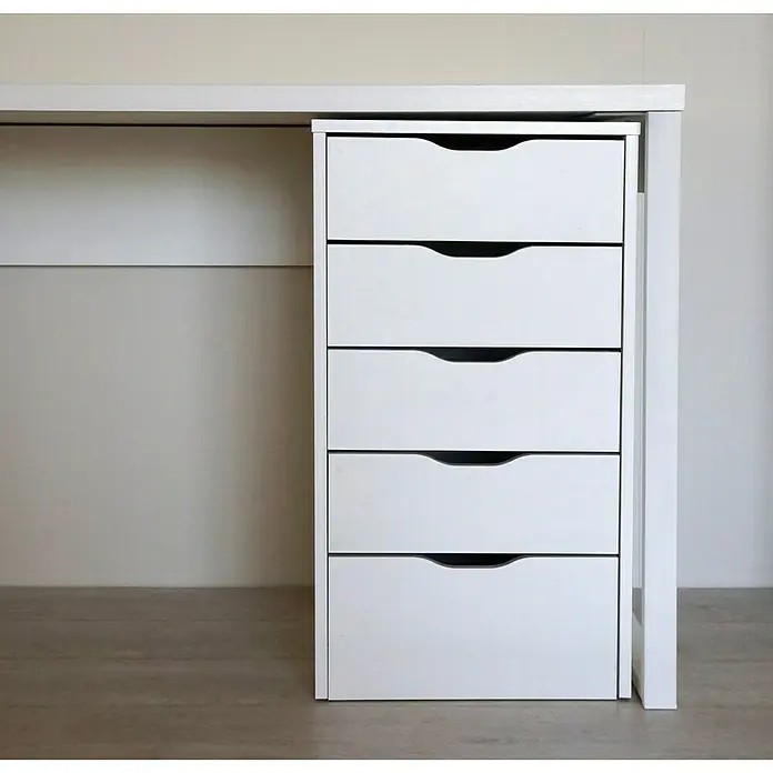 Muebles Pitarch Mesa de escritorio y cajonera Eko - 2 pzs., Blanco - Un módulo de cajones blanco bajo un escritorio, ideal para la oficina o estudio, proporciona espacio de almacenamiento y un lugar de trabajo ordenado.