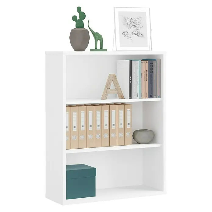 Muebles Pitarch Estantería de madera - Al x An x Pr: 99,5 x 75,5 x 33 cm, Número de baldas: 3 ud., Blanco - Una estantería blanca con tres estantes, llena de libros, carpetas y elementos decorativos para un hogar u oficina con estilo.