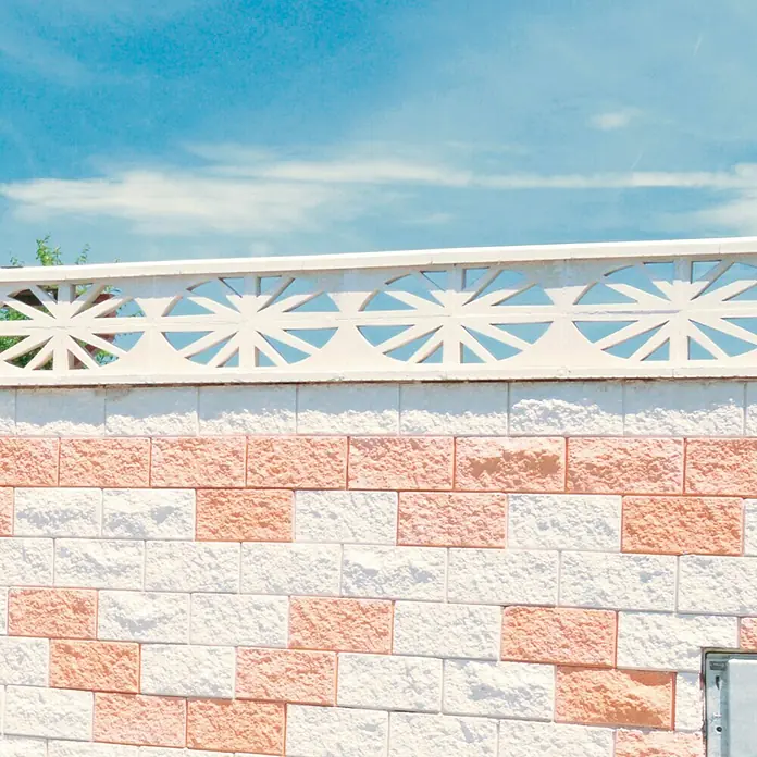Celosía de pared Abanico - 40 x 20 cm, Blanco - La fachada con patrón de ladrillos y barandilla blanca contra el cielo azul brillante parece acogedora y cálida.