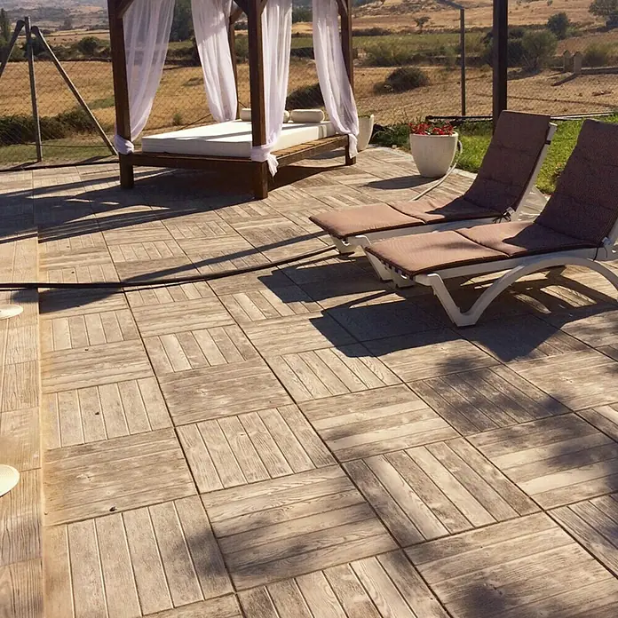 Pavimento para exterior Madera Nogal - 50 x 50 cm, Marrón - Relájese en estas invitadoras tumbonas de exterior, perfectas para momentos de relax. Las baldosas decorativas del suelo complementan perfectamente la escena.
