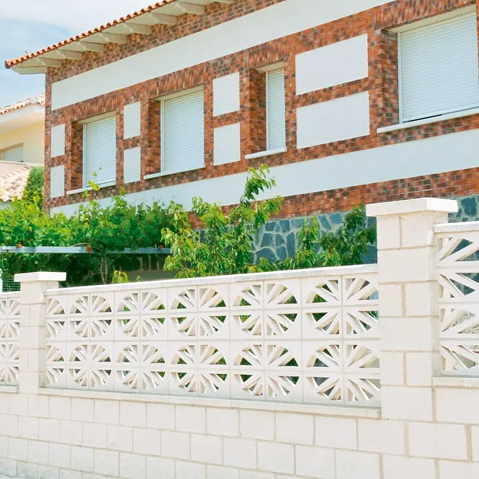 Celosía de pared Abanico - 40 x 20 cm, Blanco - Elegante pared de cerca blanca con estampados decorativos, que rodea una casa moderna con ladrillos rojos y detalles blancos.
