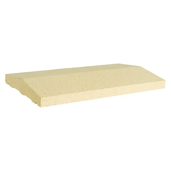 Cubremuros doble pendiente - 50 x 27 x 5 cm, Crema, Hormigón - Primer plano de una albardilla de pared beige claro, ideal para el diseño de muros de jardín y para cubrir vallas.