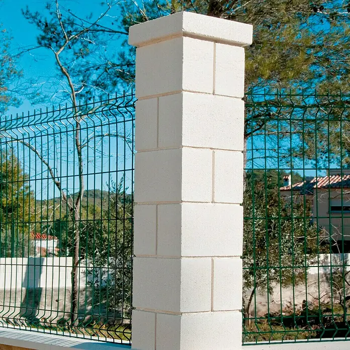 Bloque Pilastra Liso 2 - 30 x 30 x 20 cm, Blanco, Hormigón, Liso - Un poste de valla de hormigón hecho de bloques claros con una conexión de valla de alambre verde. Ideal para un jardín elegante.
