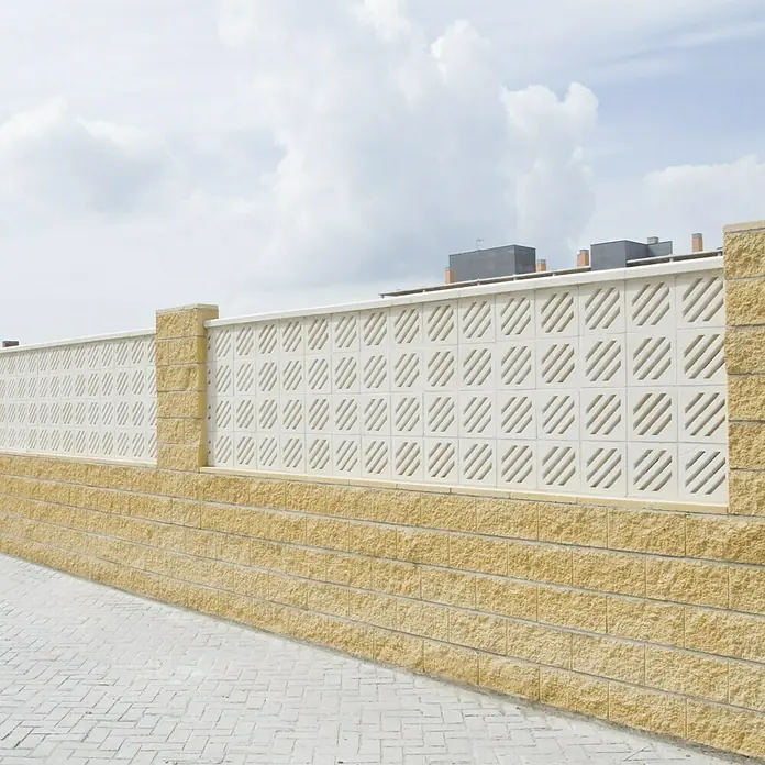 Celosía de pared Palmera - 25 x 25 cm, Blanco - Vista exterior de un muro de piedra beige con bloques de ventilación de hormigón blancos decorativos para privacidad.