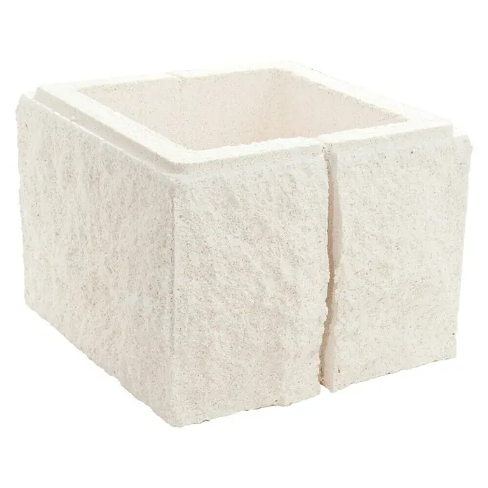 Bloque Pilastra Split - 27 x 27 x 20 cm, Blanco, Hormigón, Ligeramente irregular - Vista detallada de una jardinera cuadrada texturizada en un tono neutro, perfecta para añadir estilo a los espacios de jardinería al aire libre.