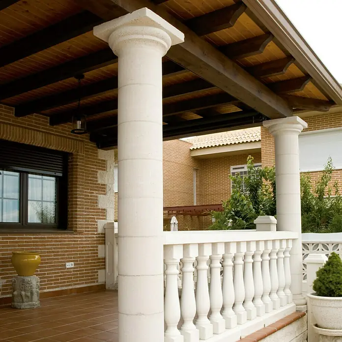 Columna decorativa Egeo - 25 x 30 cm, Blanco - Elegantes columnas con barandillas adornadas adornan el porche de una casa, creando un ambiente acogedor. El diseño es clásico.