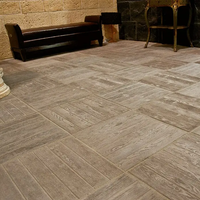 Pavimento para exterior Madera Nogal - 50 x 50 cm, Marrón - Primer plano del diseño del piso de madera, con baldosas cuadradas con llamativas vetas de madera en un diseño interior clásico.