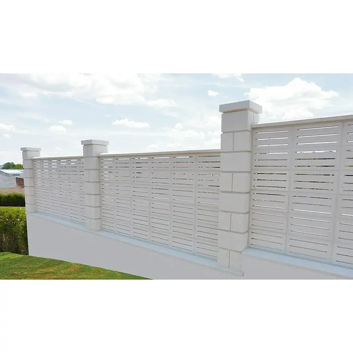 Cubremuros plano Liso - 50 x 27 x 4 cm, Blanco, Hormigón - Imagen de una valla blanca moderna con listones horizontales y pilares decorativos, que delimita con estilo una propiedad.