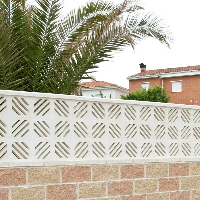 Celosía de pared Palmera - 25 x 25 cm, Blanco - Primer plano de una valla blanca decorativa con patrones diagonales, que delimita una propiedad.