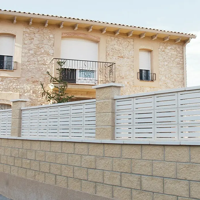 Celosía de pared Cebra - 40 x 20 cm, Blanco - Una casa con una valla de listones. La valla es blanca y tiene listones horizontales. Proporciona privacidad a la vez que es decorativa.