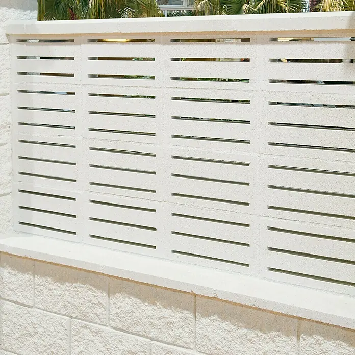 Celosía de pared Cebra - 40 x 20 cm, Blanco - Primer plano de una valla de hormigón blanca con ranuras horizontales, que ofrece privacidad y ventilación. Ideal para espacios exteriores modernos.