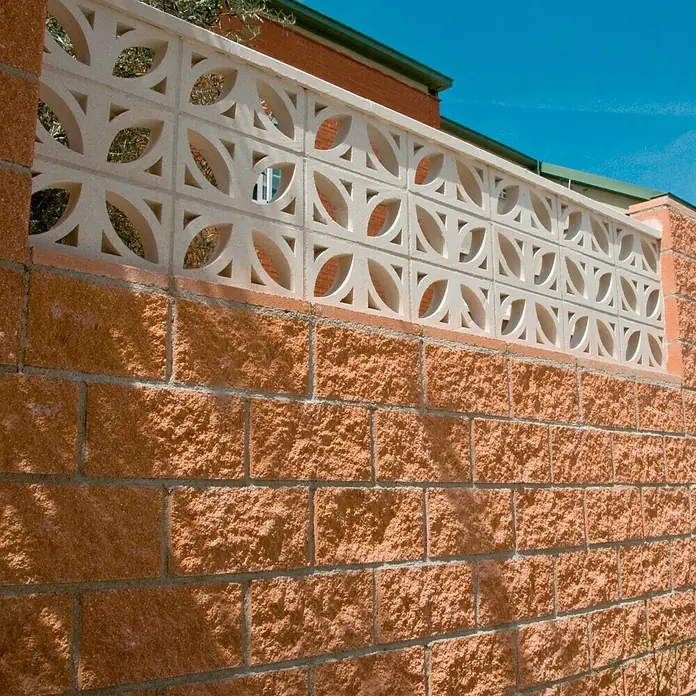 Celosía de pared Pétalos - 40 x 20 cm, Blanco - Primer plano de un perímetro de jardín decorativo construido con ladrillos con elementos ornamentales y patrones calados.