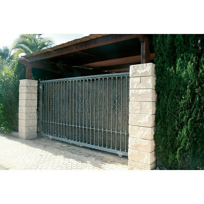 Bloque Pilastra Split - 27 x 27 x 20 cm, Blanco, Hormigón, Ligeramente irregular - Puerta de jardín con pilares de piedra y panel de caña para privacidad. La puerta es corredera y de metal.