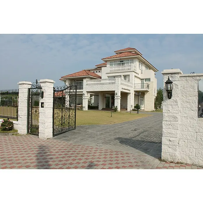 Bloque Pilastra Split - 27 x 27 x 20 cm, Blanco, Hormigón, Ligeramente irregular - Una impresionante mansión con una puerta de hierro forjado y césped bien cuidado se presenta como una residencia exclusiva.