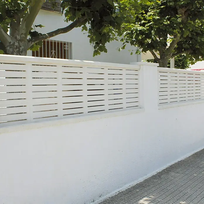 Celosía de pared Cebra - 40 x 20 cm, Blanco - El listón de la cerca blanca brinda privacidad al tiempo que marca el límite de la propiedad, y se integra bien en el entorno natural.