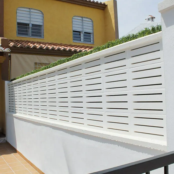 Celosía de pared Cebra - 40 x 20 cm, Blanco - Vista exterior de un muro de privacidad de bloques de hormigón blanco, que combina privacidad y diseño elegante para espacios al aire libre.