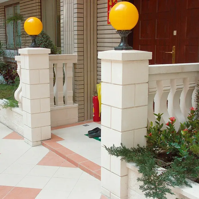 Bloque Pilastra Liso 2 - 30 x 30 x 20 cm, Blanco, Hormigón, Liso - Luces decorativas de jardín con esferas amarillas sobre pilares de ladrillo iluminan una entrada elegante.