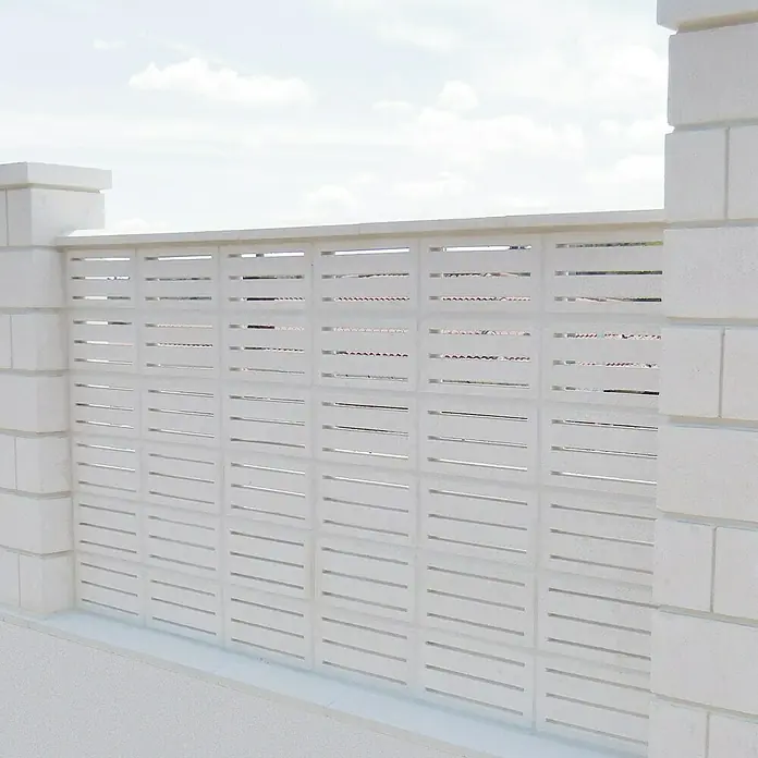 Pasamano para celosía de pared - Hormigón, Largo: 50 cm - Primer plano de una valla de privacidad blanca y moderna de hormigón con listones horizontales, que proporciona privacidad y un diseño minimalista.