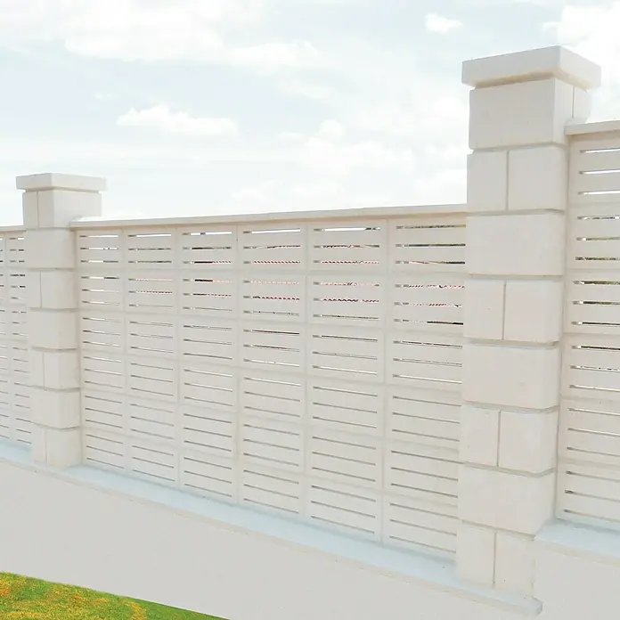 Bloque Pilastra Liso 2 - 30 x 30 x 20 cm, Blanco, Hormigón, Liso - Una valla de privacidad de hormigón color crema con listones horizontales para el aislamiento y un toque de elegancia.