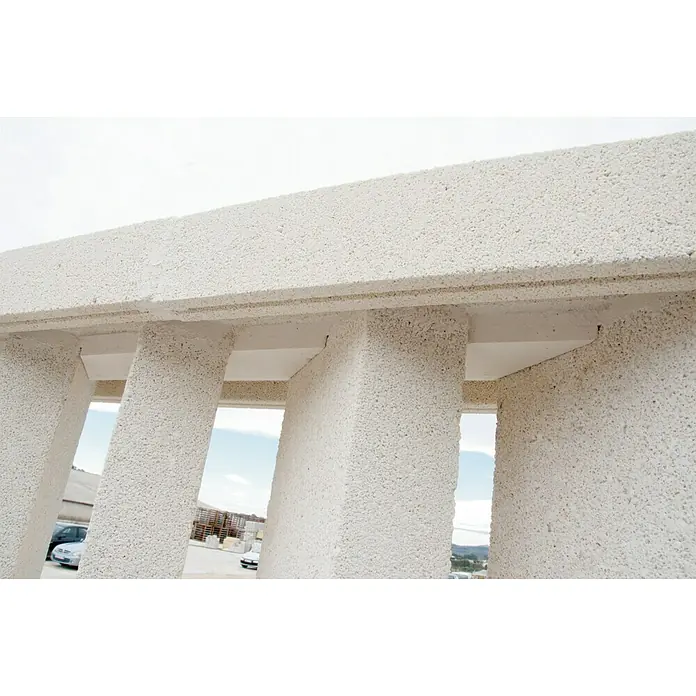 Tapa izquierda de protección contra viento - Hormigón polímero, Blanco - Imagen de mampostería de hormigón blanco poroso con aberturas, creando una estética arquitectónica única.