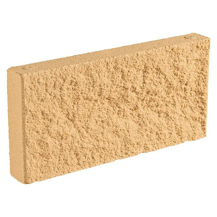 Revestimiento de piedra plaqueta Split - 40 x 20 cm, Crema - Se muestra una sola adoquín beige con una textura rugosa en la imagen. Ideal para senderos de jardín o muros decorativos.
