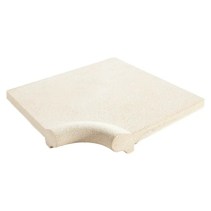 Ángulo de construcción con canto recto Blanco - Hormigón - Primer plano de una piedra de pizza de cerámica beige con una esquina redondeada, ideal para hornear pizzas y panes crujientes.