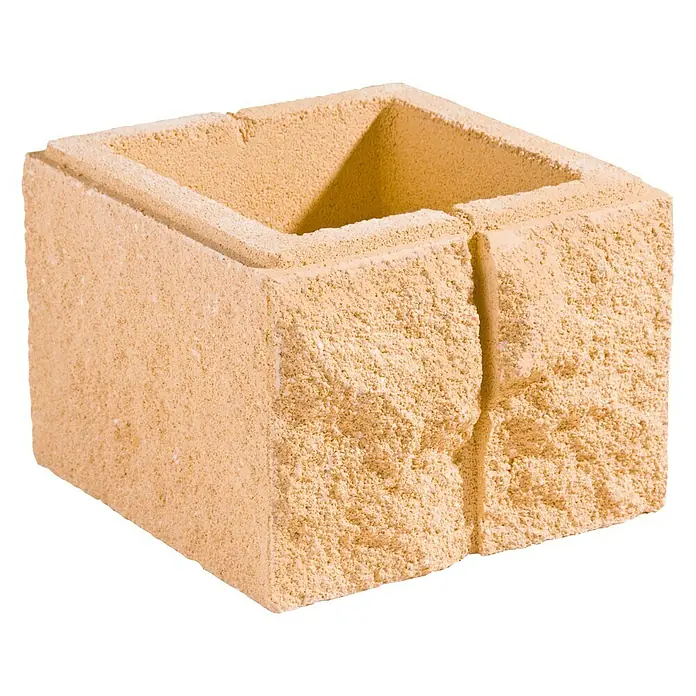 Bloque Pilastra Split - 40 x 40 x 20 cm, Crema, Hormigón, Ligeramente irregular - Primer plano de una piedra de plantación cuadrada en un color arena claro con una superficie rugosa y texturizada y un agujero cuadrado en el centro.