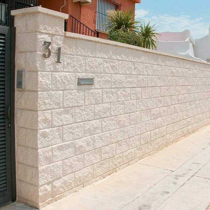 Bloque de hormigón poroso JM Split - 40 x 20 x 20 cm, Blanco - La foto muestra una pared exterior con el número 31, construida con piedras claras, con un buzón.