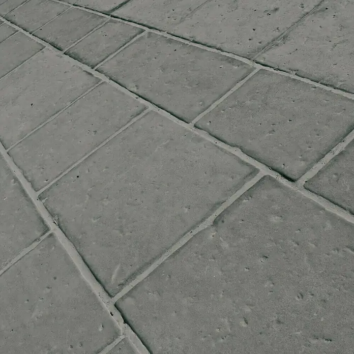Pavimento para exterior Opus Roca - Gris - Primer plano de adoquines rectangulares grises, formando un patrón de pavimentación sólido y estructurado.