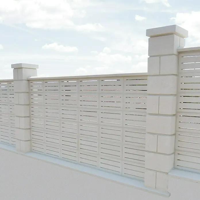 Celosía de pared Cebra - 40 x 20 cm, Blanco - Primer plano de una valla blanca moderna con listones horizontales y postes de hormigón, con un cielo ligeramente nublado.